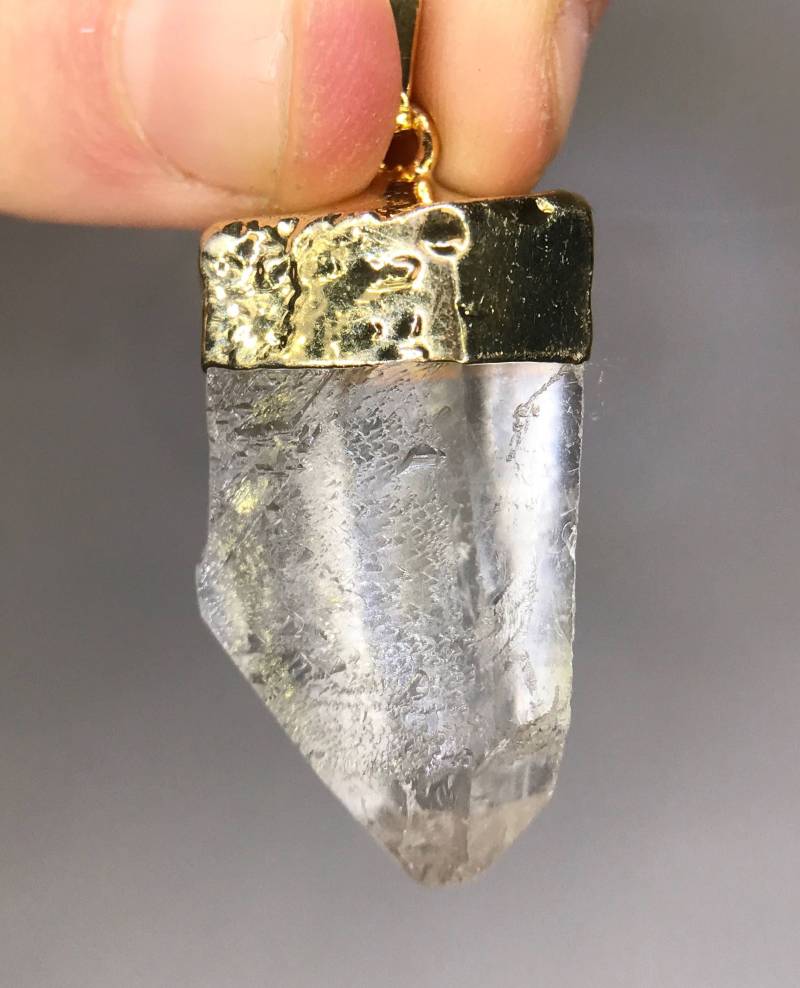 Quarzpunkt-Pendant-Gold Plünderens-April-Steinschmuck-Klare Steinkette-Steinschmuck-Moldavit von TheDesertGoddess