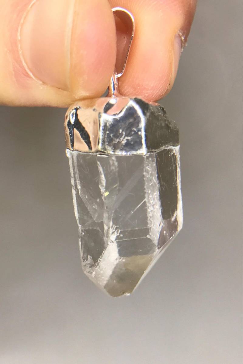 Quarzpunkt-Pendant-Silberierung-April-Steinschmuck-Klare Steinkette-Steinschmuck Aus Stein-Moldavit von TheDesertGoddess