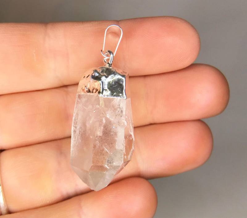 Quarzpunkt-Pendant-Silberierung-April-Steinschmuck-Klare Steinkette-Steinschmuck Aus Stein-Moldavit von TheDesertGoddess
