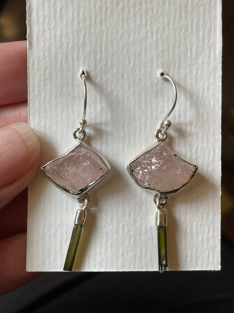 Roh Morganit & Grüner Turmalin Ohrringe - Handgemachtes Sterling Silber Und Natürliche Edelsteine Seltsame Coole Anders von TheDesertGoddess