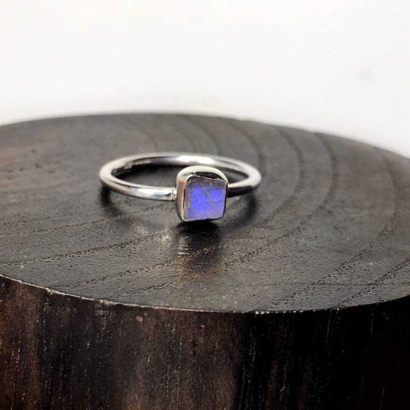 Rough Labradorite Ring Us 7 - Sterling Silver Schmuck Blue Stone Birthstone Jewelry Stacking Ring-Moldavite von TheDesertGoddess