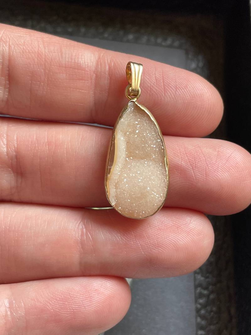 Wunderschöner Druzy Chalcedon Anhänger - 22K Vergoldet Peachy Light Stone Schmuck Druse Stein Geode von TheDesertGoddess