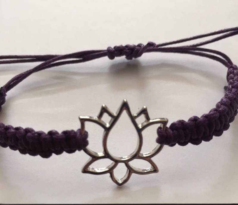 Lotus Symbol Schmuck Einstellbare Makramee Gold Getönten Armband Erschwingliche Absicht Bettelarmband von TheDharmaLoops