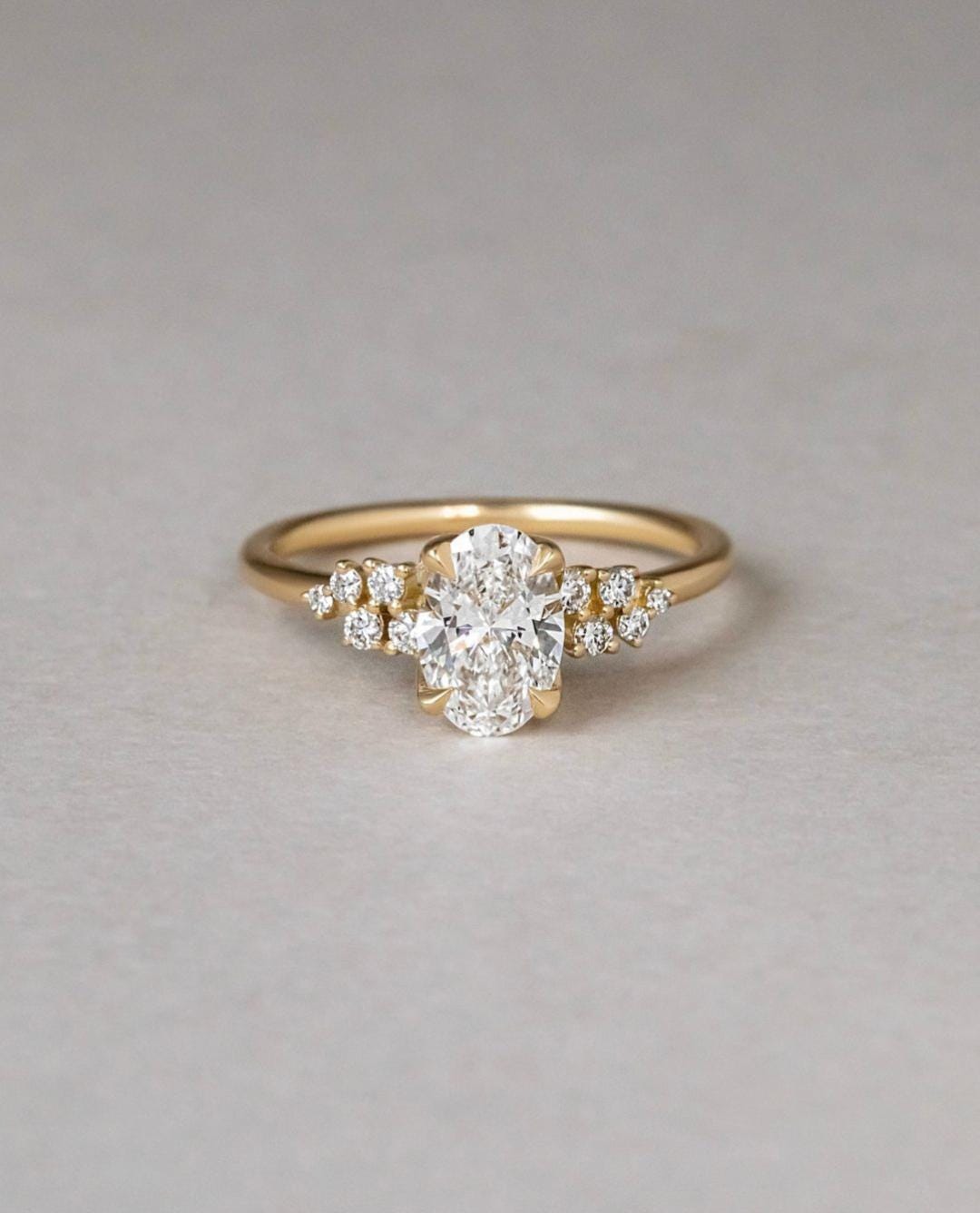 1.5 Ct Oval Cut Cluster Moissanit Verlobungsring, Bella Setting 14K Gelbgold Ring, Art-Deco Ehering, Ring 1.5 Ct Oval Cut Cluster Moissanit Verlobungsring, Bella Setting 14K Gelbgold Ring, Art-Deco Ehering, Ring von TheDiamondBoxDX