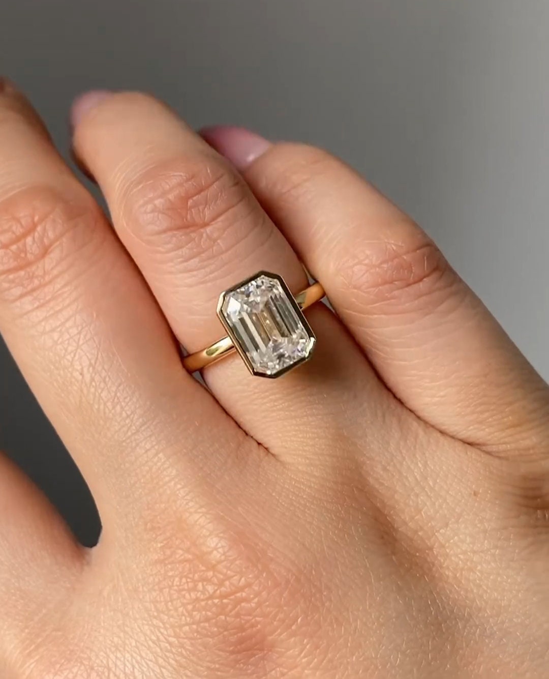 Farbloser Moissanit-Verlobungsring Im Smaragdschliff Von 2, 5 Ct, Wunderschöner Solitär-Smaragd-Ehering, Ring Aus Sterlingsilber Mit Simuliertem von TheDiamondBoxDX