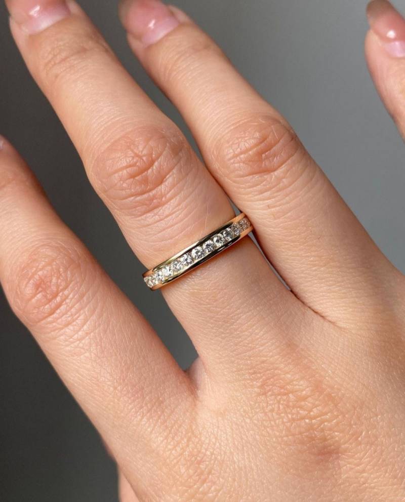Kanal Set Diamant Ehering 14K Moissanite Ring Eternity Stapelbarer Gravierte Verlobungsring Valentinstag von TheDiamondBoxDX