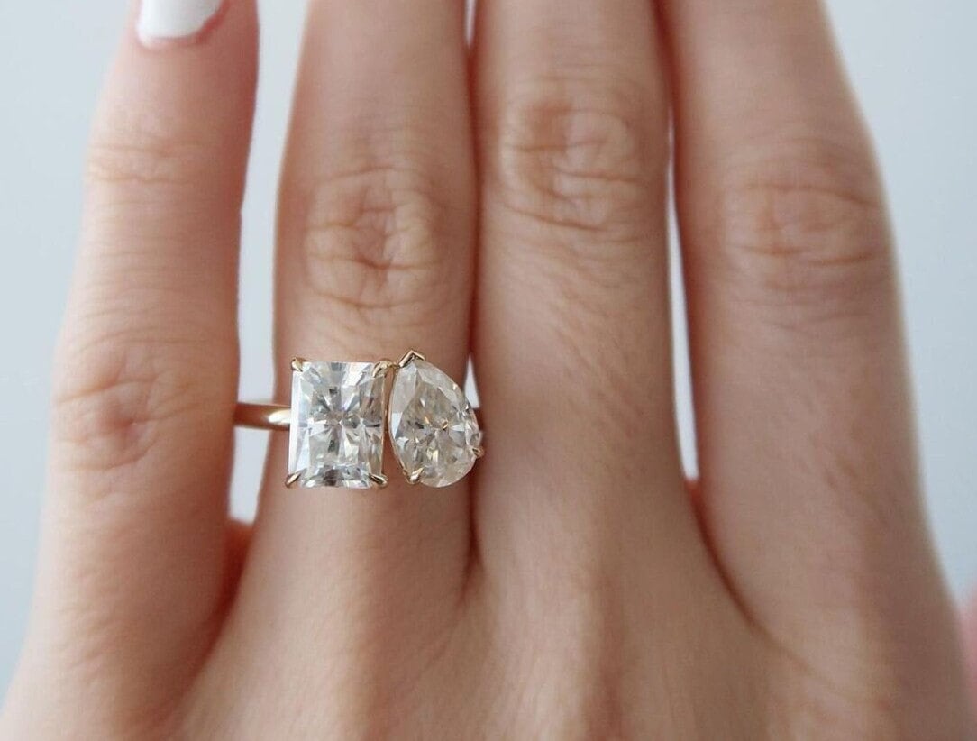 Toi Et Moi Birne Und Smaragd Moissanite Verlobungsring Für Frauen Doppel-stein-Ring Einzigartiger Ehering Versprechensring Sie Toi Et Moi Birne Und Smaragd Moissanite Verlobungsring Für Frauen Doppel-stein-Ring Einzigartiger Ehering Versprechensring Sie von TheDiamondBoxDX