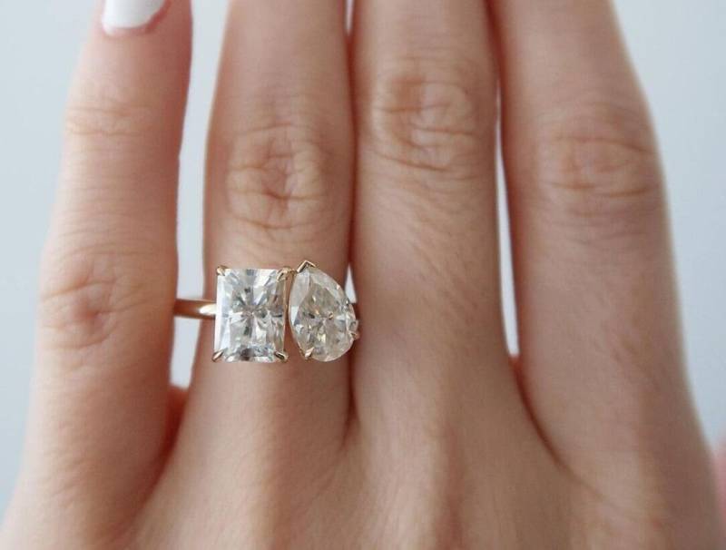 Toi Et Moi Birne Und Smaragd Moissanite Verlobungsring Für Frauen Doppel-stein-Ring Einzigartiger Ehering Versprechensring Sie von TheDiamondBoxDX
