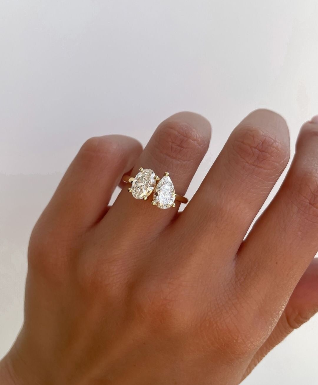 Toi Et Moi Verlobungsring Im Birnenschliff, Ovaler Und Birnenförmiger Moissanit-Jubiläumsring Aus 14 Karat Gelbgold, Ehering Mit Zwei Steinen von TheDiamondBoxDX