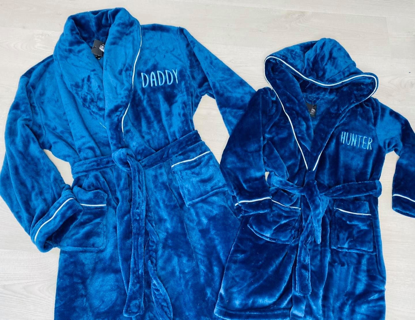 Marine Morgenmantel Gesticktes Vatertagsgeschenk - Daddy Und Kind Passender Papa Tochter/Sohn - Set - Passende Robe Marine Morgenmantel Gesticktes Vatertagsgeschenk - Daddy Und Kind Passender Papa Tochter/Sohn - Set - Passende Robe von TheDistinctiveZebra