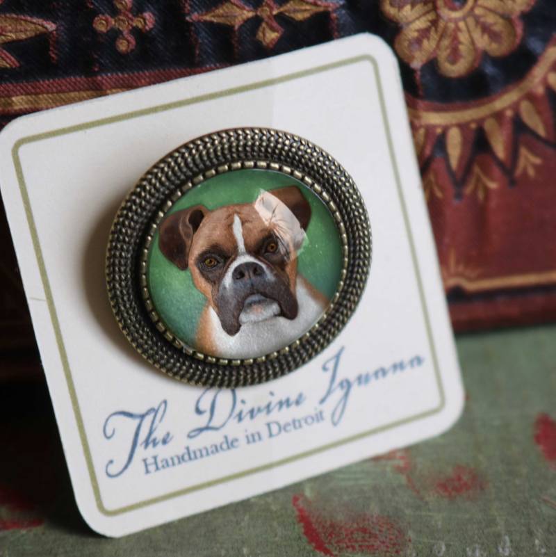 Boxer Hund Vintage Inspirierte Anstecknadel Brosche von MarginaliaWorks