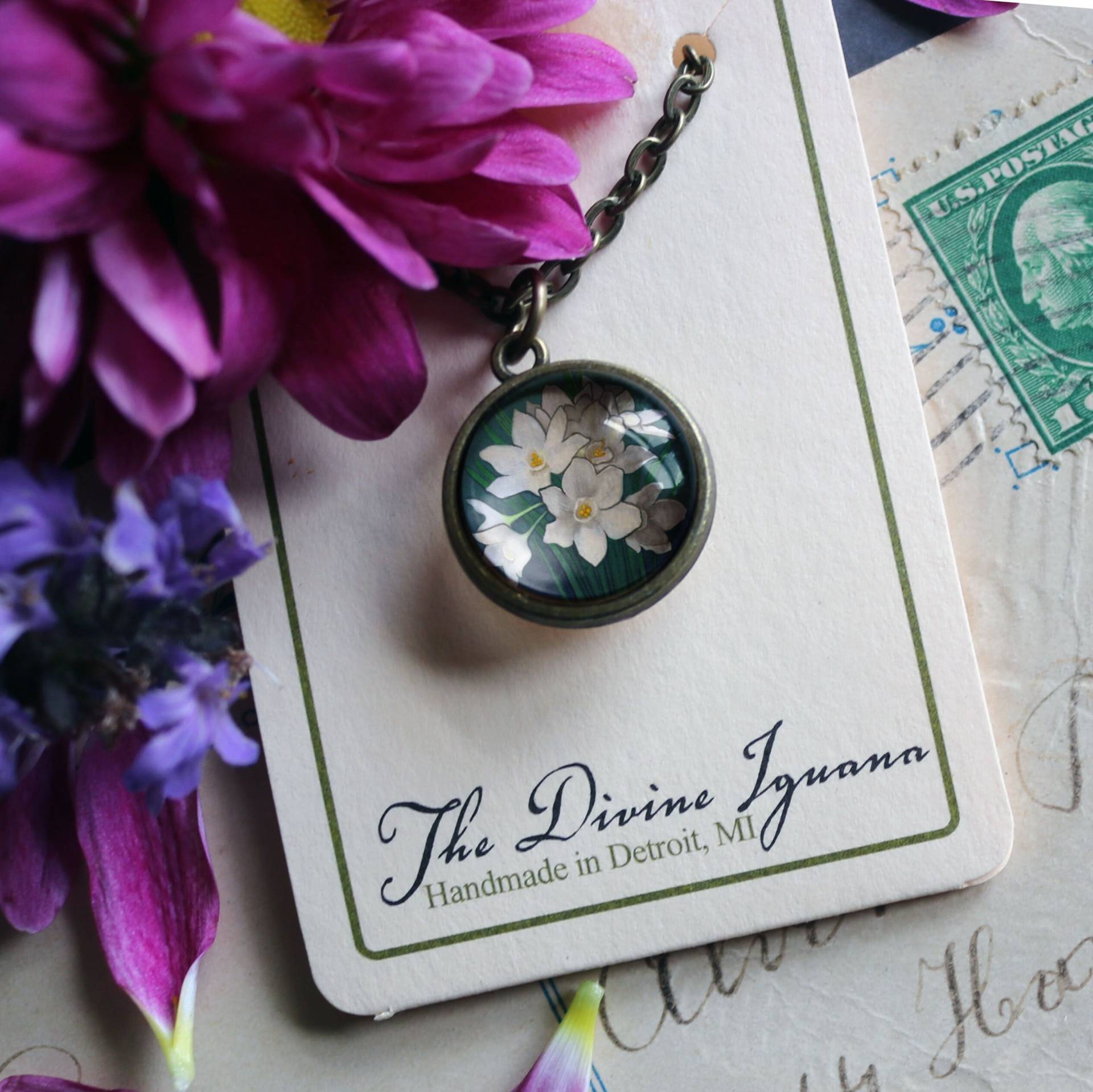Paperwhite Narzisse Einfache Reversible Frühling Floral Glas Cabochon Anhänger Halskette Paperwhite Narzisse Einfache Reversible Frühling Floral Glas Cabochon Anhänger Halskette von TheDivineIguana