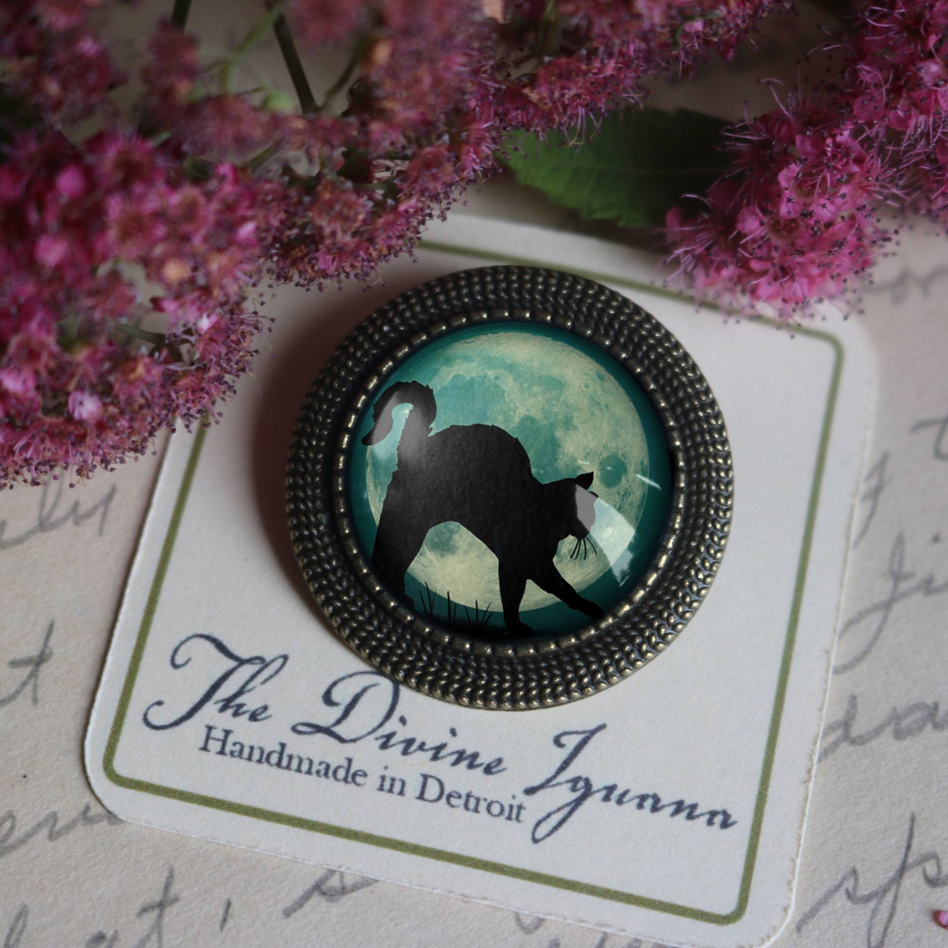 Schwarze Katze Auf Vollmond Vintage Inspirierte Pin Brosche von MarginaliaWorks