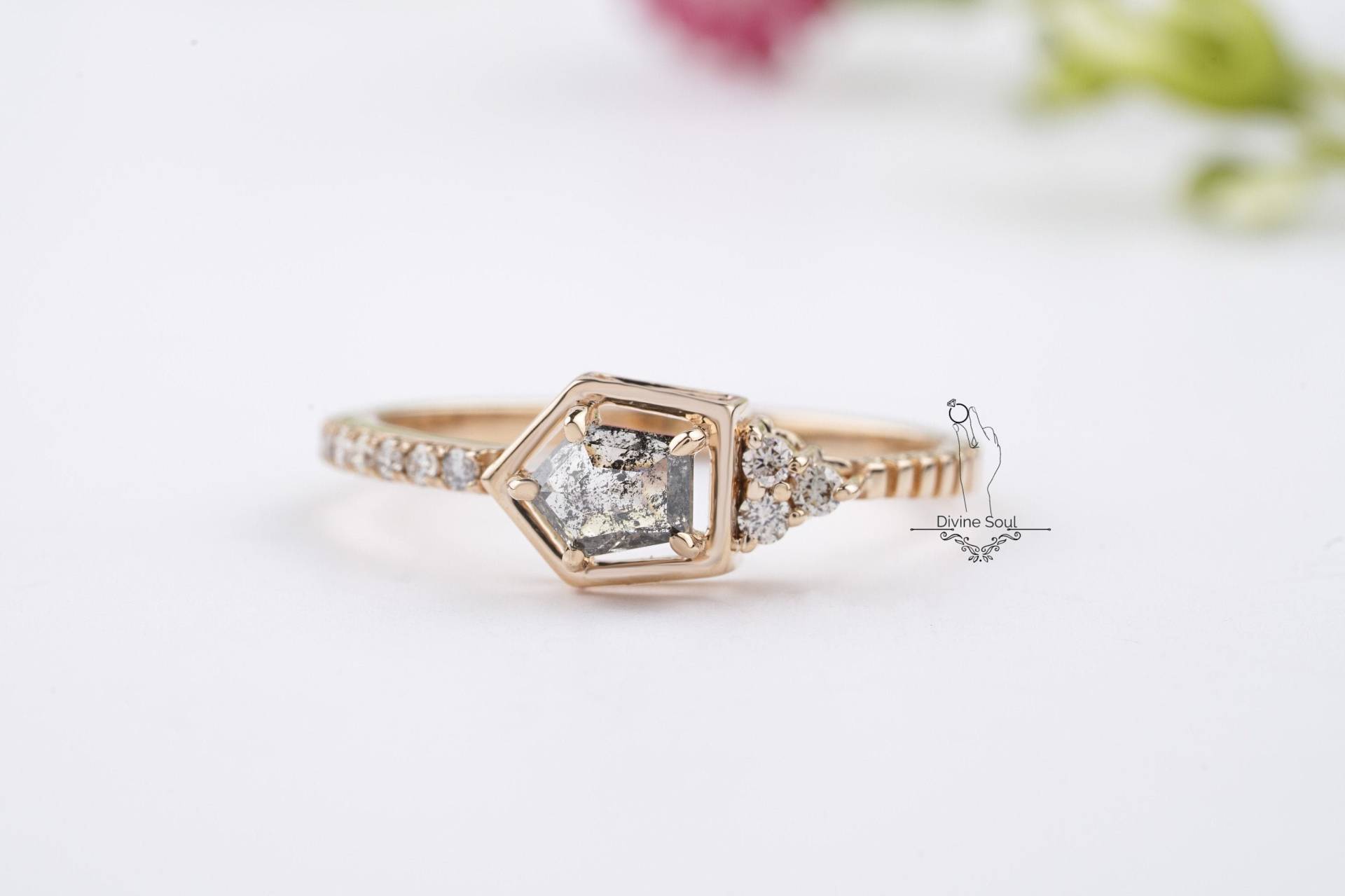 Einfacher Alltags-Diamant Ring | 14Kt Roségold Verlobungsring Unikat Ehering Roher Ungeschliffener Pentagon Salz Und Pfeffer Diamant von TheDivineSoulCo