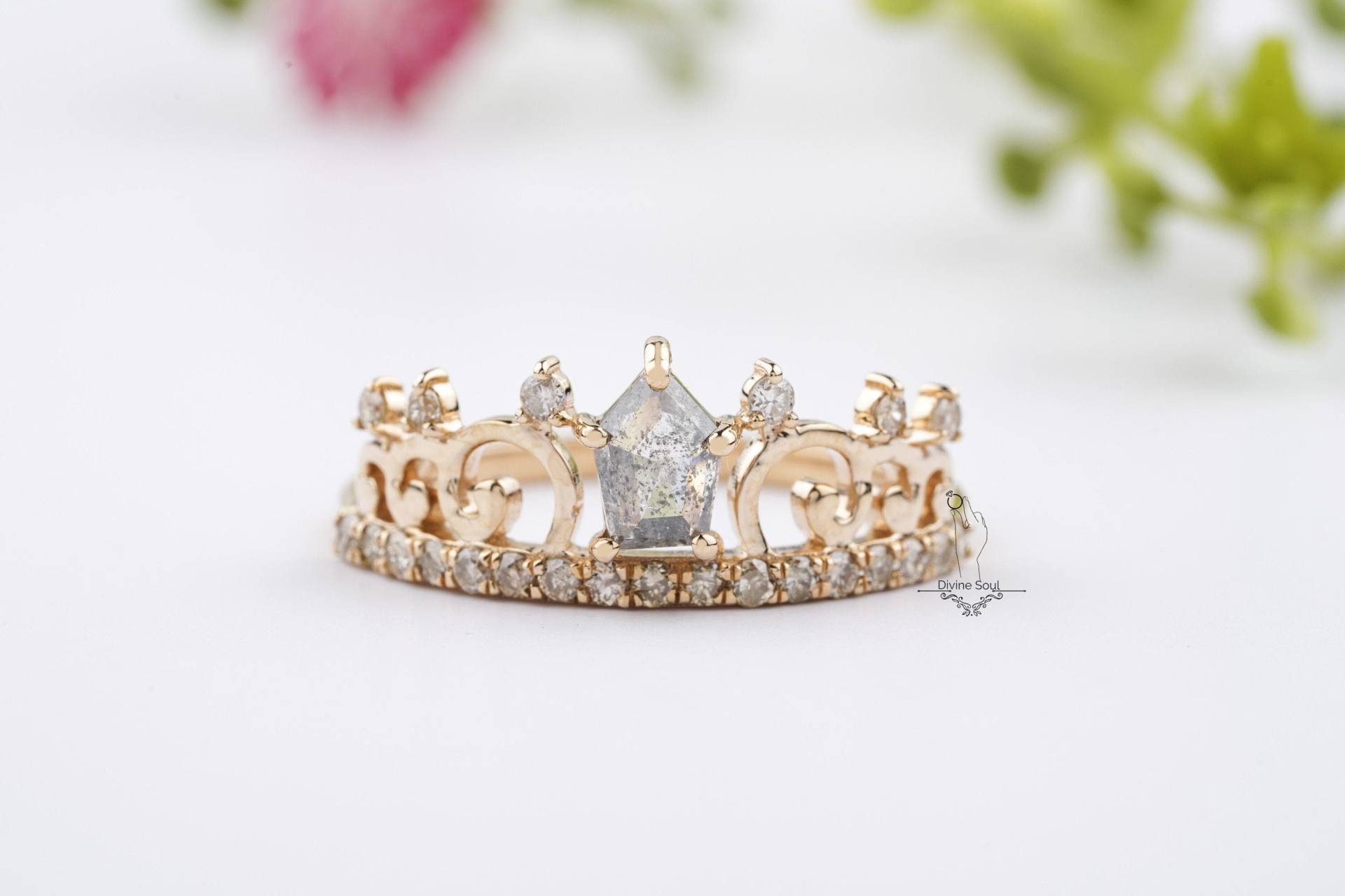 Rose Gold Krone Diamant Ring | Vintage Inspirierter Verlobungsring Prinzessin Ehering Pentagon Salz Und Pfeffer von TheDivineSoulCo