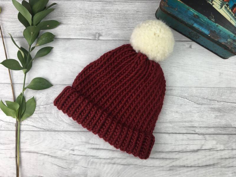 Handgestrickte Merino Wolle Bommel Mütze - Red Wine Burgundy von TheDorothyDays