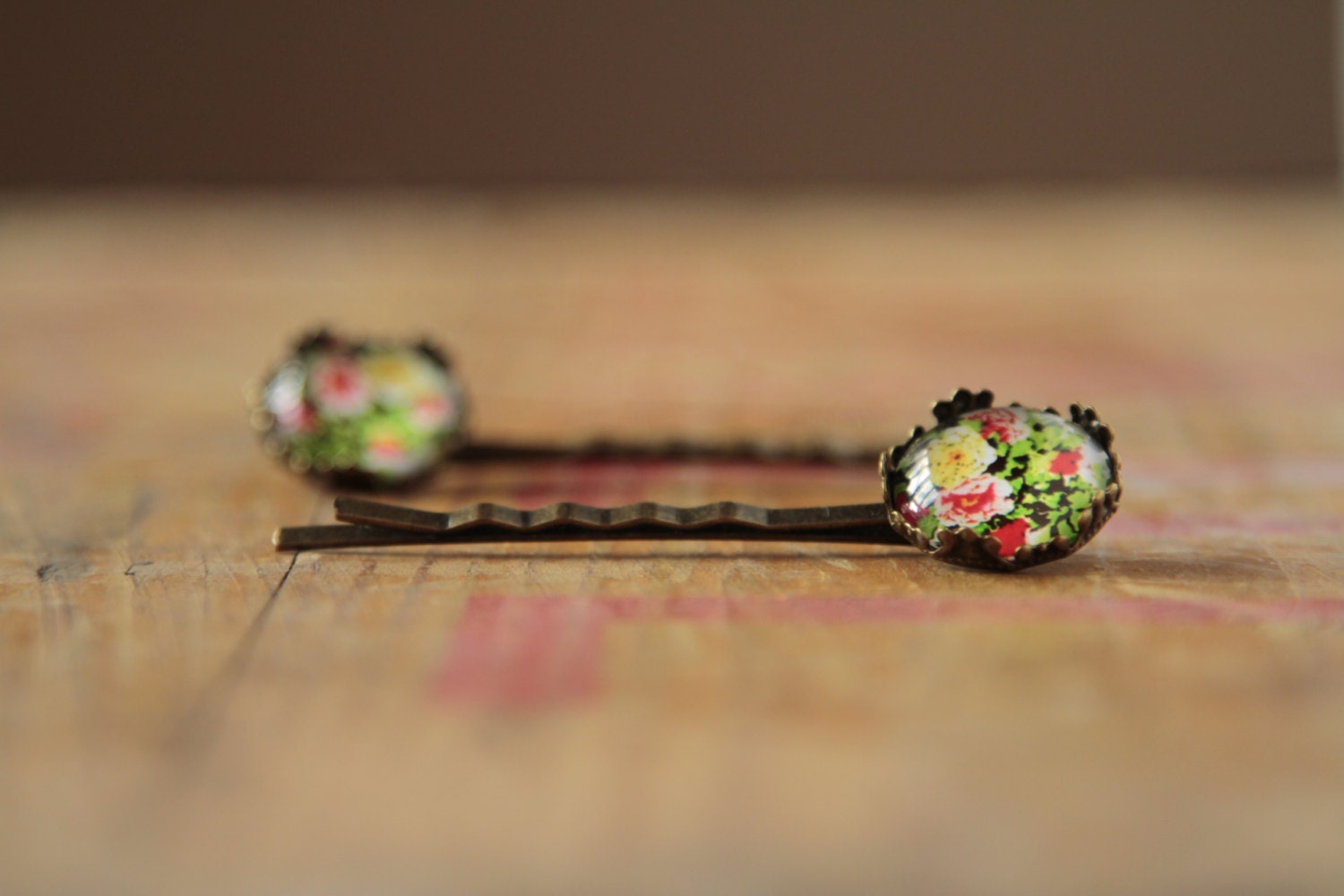 Retro Floral Haarspangen Bronze Bobby Pins, 2Er-Set von TheDorothyDays