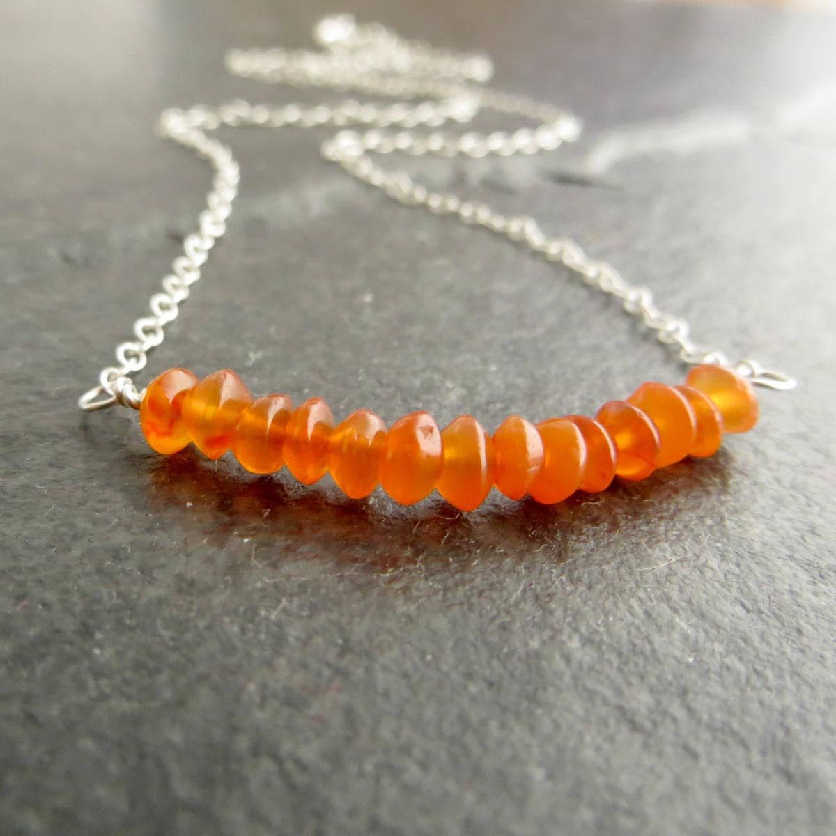 Karneol Bar Halskette, Leuchtend Orange Edelstein Anhänger, Bunter Schmuck, Zierliches Weibliches Geschenk Karneol Bar Halskette, Leuchtend Orange Edelstein Anhänger, Bunter Schmuck, Zierliches Weibliches Geschenk von TheDragonflyLane