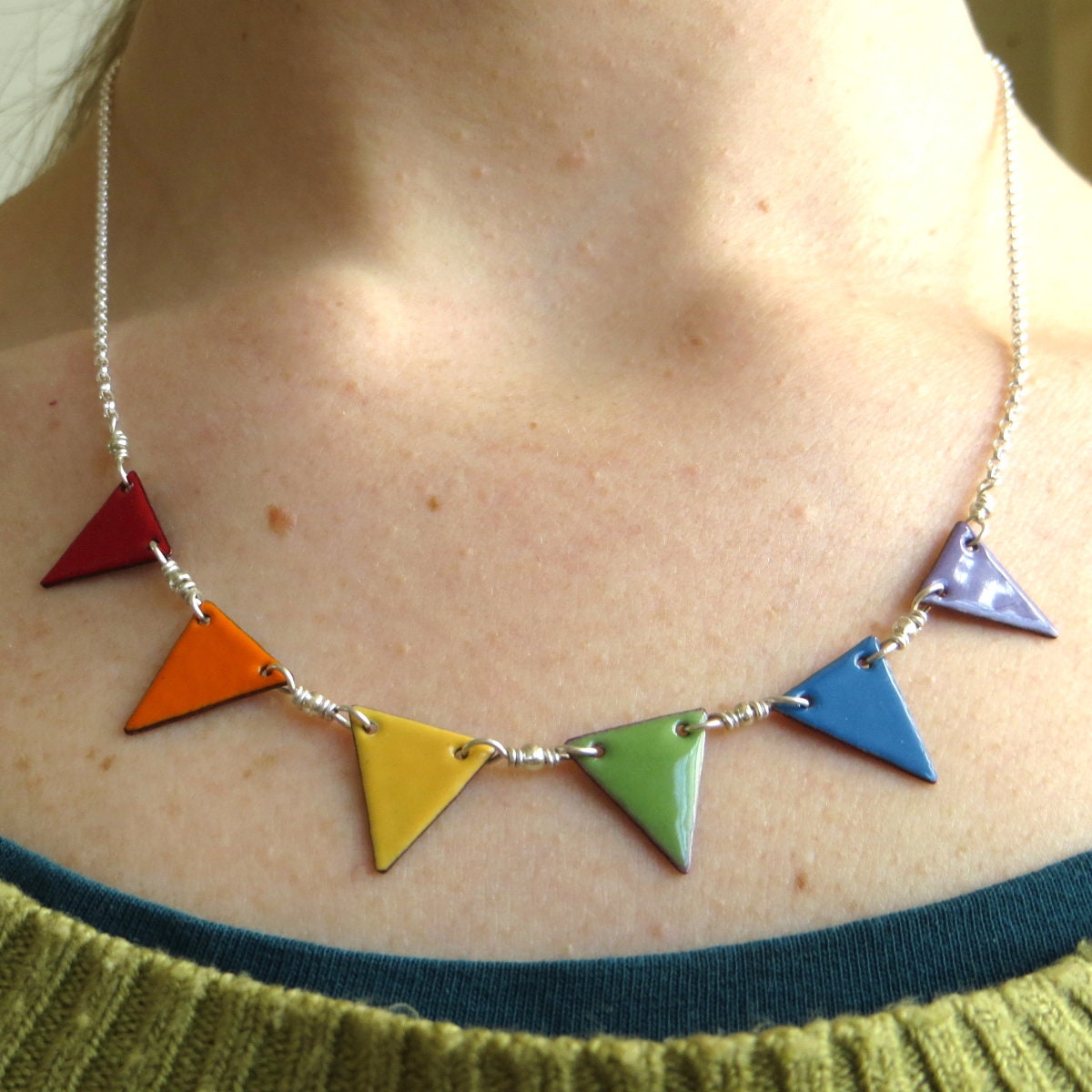 Regenbogen Buntstift-Halskette, Mehrfarbige Emaille-Halskette, Boho-Schmuck, Color-Pop-Schmuck, Festivalfahnen-Halskette Regenbogen Buntstift-Halskette, Mehrfarbige Emaille-Halskette, Boho-Schmuck, Color-Pop-Schmuck, Festivalfahnen-Halskette von TheDragonflyLane
