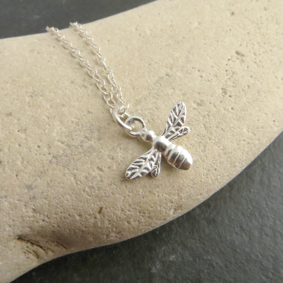 Silber Bienenanhänger, Geschenk Für Bienenliebhaber, Imker Geschenk, Kleiner Insektenanhänger Silber Bienenanhänger, Geschenk Für Bienenliebhaber, Imker Geschenk, Kleiner Insektenanhänger von TheDragonflyLane
