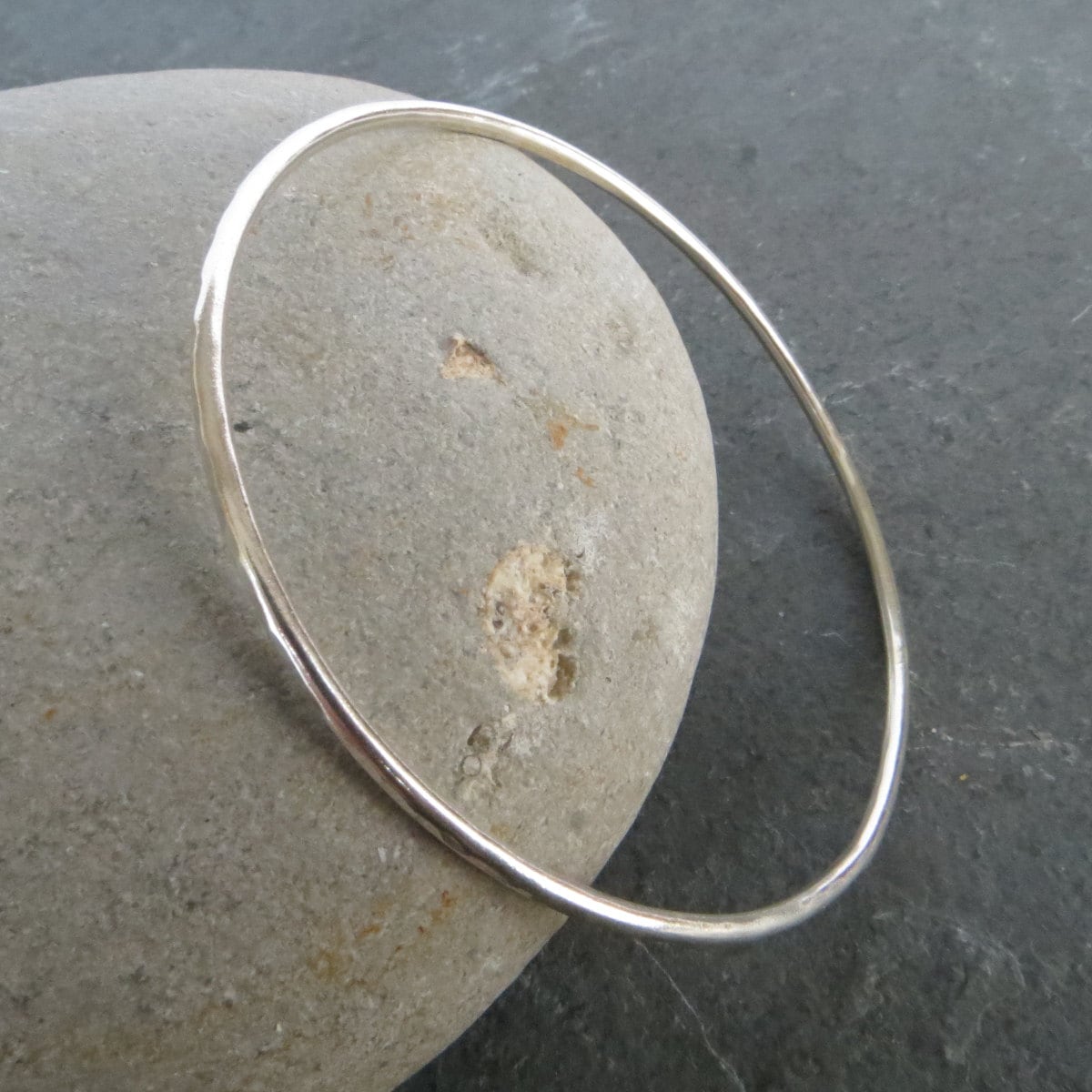 Silber Dünner Armreif, Dünnes Stapeln Armband, Massiver 925 Sterling Runder Gehämmerter Silberarmreif Silber Dünner Armreif, Dünnes Stapeln Armband, Massiver 925 Sterling Runder Gehämmerter Silberarmreif von TheDragonflyLane