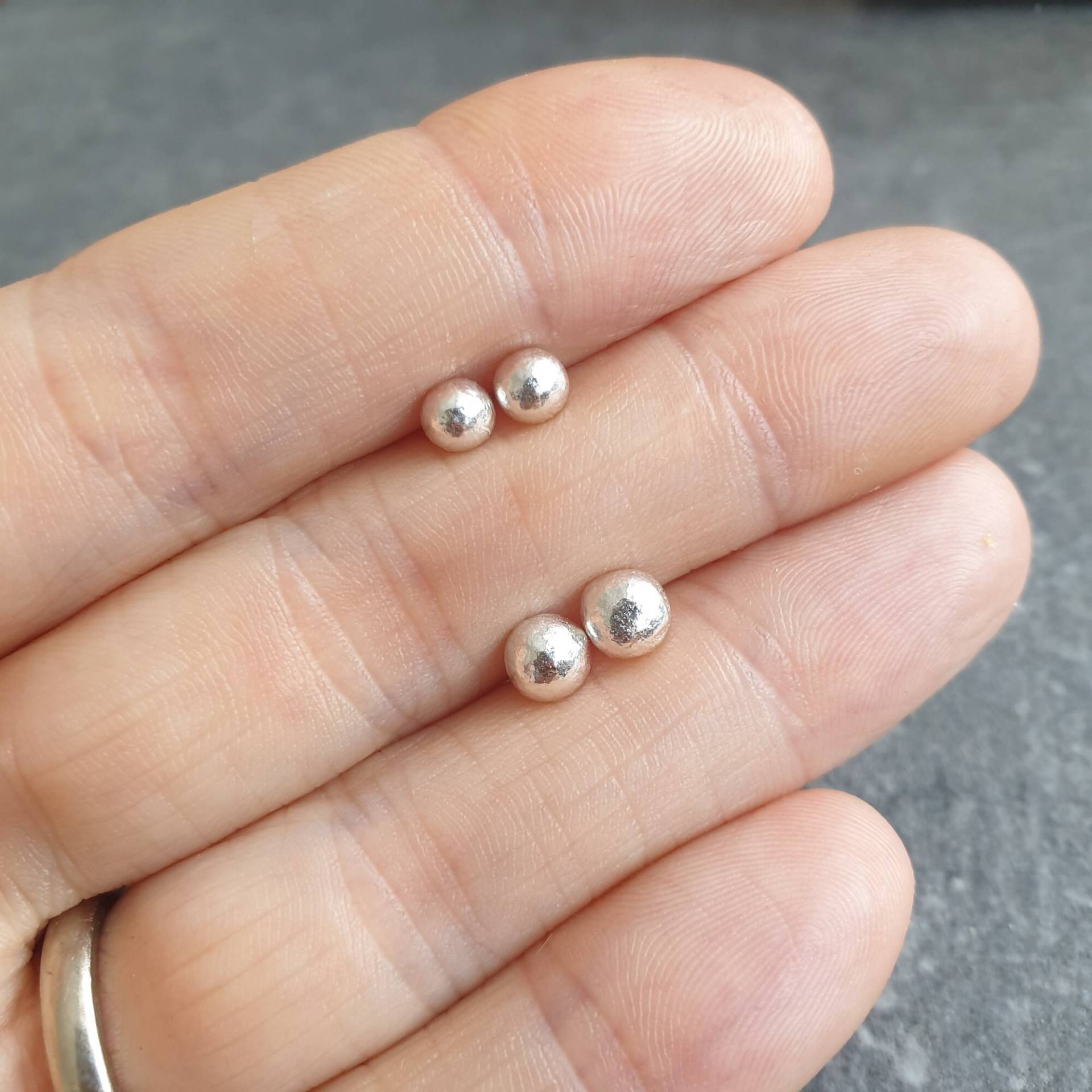 Silber Kugel Ohrstecker, Recycled Sterling Schmuck, Kleine Runde Ohrringe, Kiesel Alltag Ohrringe Silber Kugel Ohrstecker, Recycled Sterling Schmuck, Kleine Runde Ohrringe, Kiesel Alltag Ohrringe von TheDragonflyLane