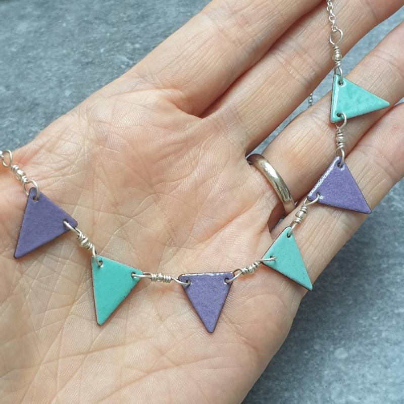 Wimpelkette, Halskette Mit Flagge, Flieder Und Aqua Emaille, Lätzchen Halskette, Geschenk Für Festivalliebhaber Wimpelkette, Halskette Mit Flagge, Flieder Und Aqua Emaille, Lätzchen Halskette, Geschenk Für Festivalliebhaber von TheDragonflyLane