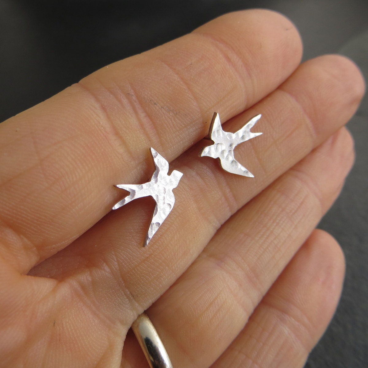 sterling Silber Vogel Ohrringe, Schwalbe Ohrstecker, Geschenk Für Vogelliebhaber, Zwei Fliegende Mauersegler sterling Silber Vogel Ohrringe, Schwalbe Ohrstecker, Geschenk Für Vogelliebhaber, Zwei Fliegende Mauersegler von TheDragonflyLane