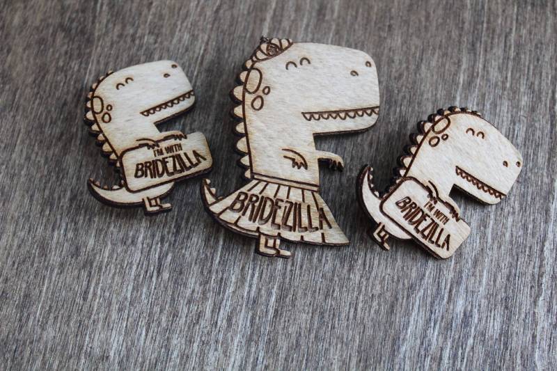 Bridezilla Bride Wedding Team Hen Party Bridesmaid Shower Holz Pin Anstecker Button Handgemacht Pyrografie Lustig Godzilla Nerd von TheDribblyYak