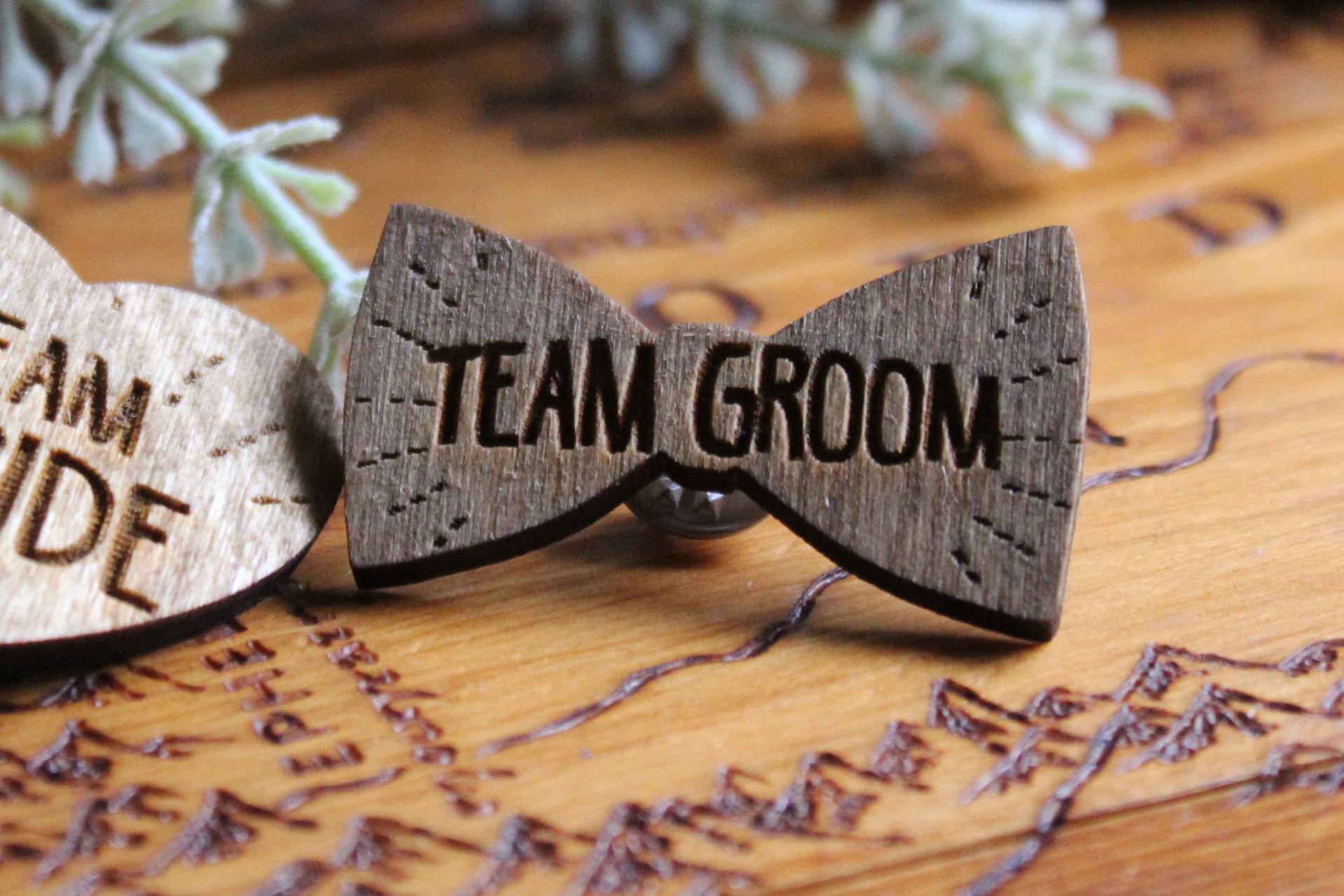 Hirsch Party Team Bräutigam Beste Mann Braut Dusche Holz Pin Abzeichen Log Scheibe Brosche Revers Button Flair Handgemachte Brandmalerei Verbrennen Hirsch Party Team Bräutigam Beste Mann Braut Dusche Holz Pin Abzeichen Log Scheibe Brosche Revers Button Flair Handgemachte Brandmalerei Verbrennen von TheDribblyYak