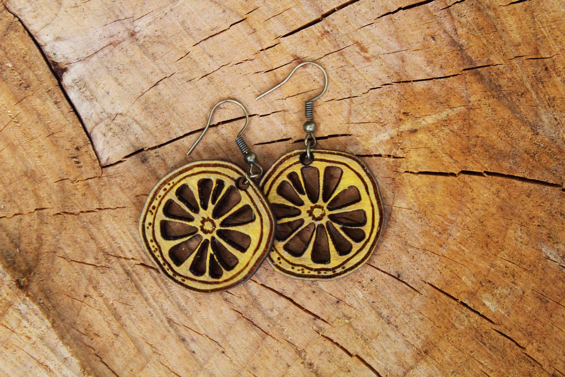 Holz Zitronenscheibe Ohrringe Schmuck Blätter Damen Frauen Geschenk Burning Pyrographie Handgemachte Frucht Cool Rustikal Lasergeschnitzt Silber Gelb Holz Zitronenscheibe Ohrringe Schmuck Blätter Damen Frauen Geschenk Burning Pyrographie Handgemachte Frucht Cool Rustikal Lasergeschnitzt Silber Gelb von TheDribblyYak