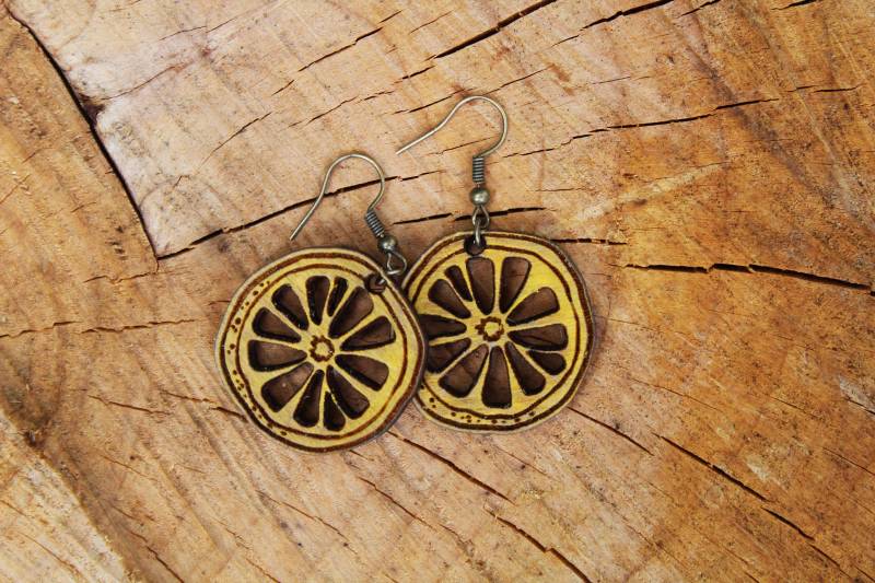 Holz Zitronenscheibe Ohrringe Schmuck Blätter Damen Frauen Geschenk Burning Pyrographie Handgemachte Frucht Cool Rustikal Lasergeschnitzt Silber Gelb von TheDribblyYak