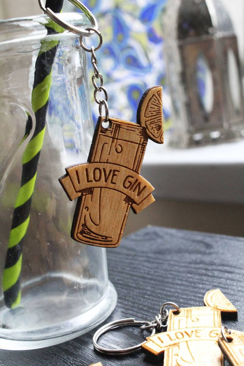 Ich Liebe Gin Schlüsselanhänger Geschenk Liebhaber Tonic Lime Band Holz Brennen Pyrographie Handgemachte Lustige Schrulligen Alkohol Logo Pin von TheDribblyYak