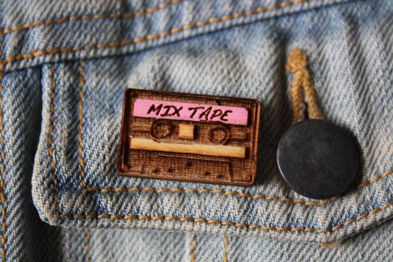 Mix Tape Holz Pin Abzeichen Musik Rave Kassette Band Hip Hop Funk Dj Lustige Geschenk Fan Flair Handgemachte Pyrographie Nachhaltige Niedlichne Neon von TheDribblyYak