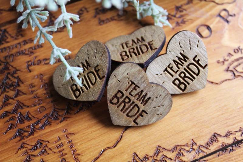 Team Bride Herz Anstecker Pyrografie Holz Hen Party Favor von TheDribblyYak