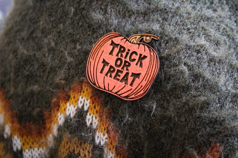 Trick Or Treat Holz Pin Halloween Kürbis Windlicht Spaß Anstecker Geschenk Handgemacht Pyrografie Pins Gruselig Kinder Dekor Kostüm Revers von TheDribblyYak