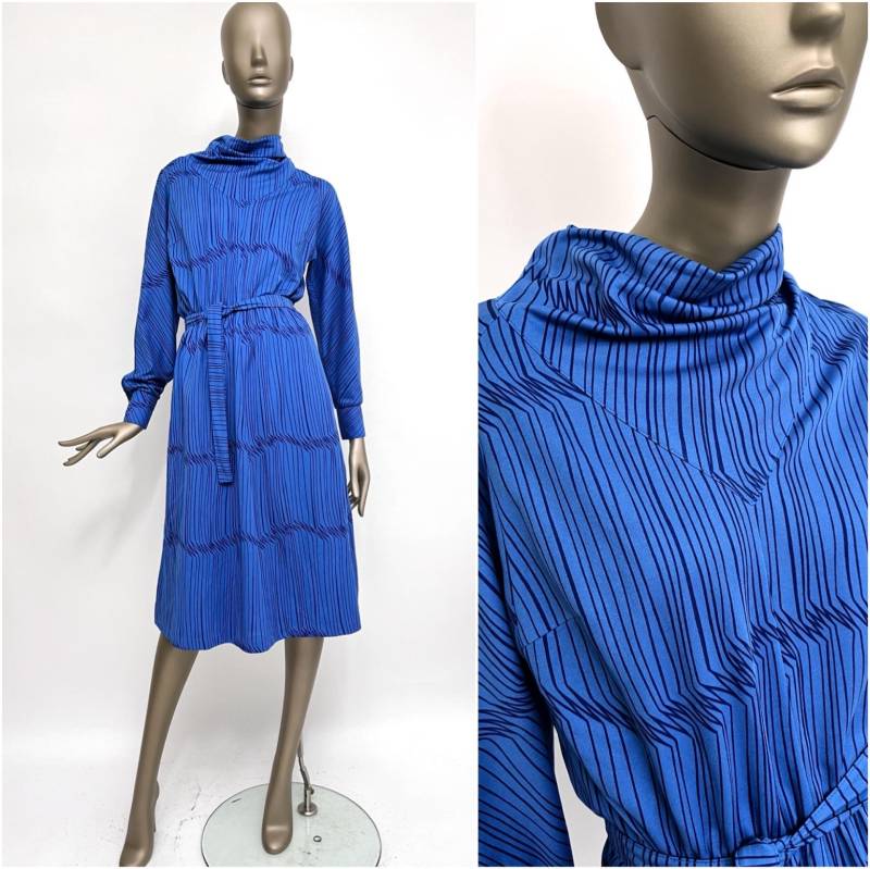 70Er Kleid Blau Mit Muster Wasserfallkragen Langärmelig Vintage Midi Stiefelkleid L von TheDustyDecades