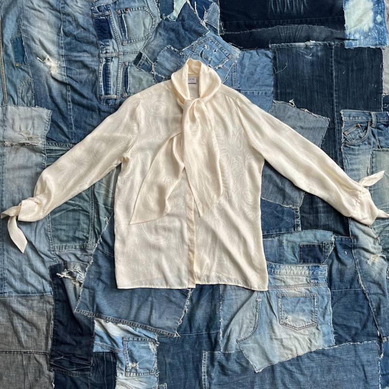 Bluse Seide Champagner Luxus Vintage Schluppe Elegantes Seidenhemd Weite Ärmel Paisley Ecru Damenhemd Schalkragen von TheDustyDecades