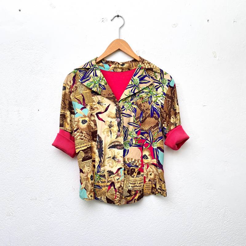 Christian Lacroix Bluse 1980Er Bunt Newsletter Print/Hemd Mit Strick Vintage Damenhemd Kurzbluse S, M von TheDustyDecades