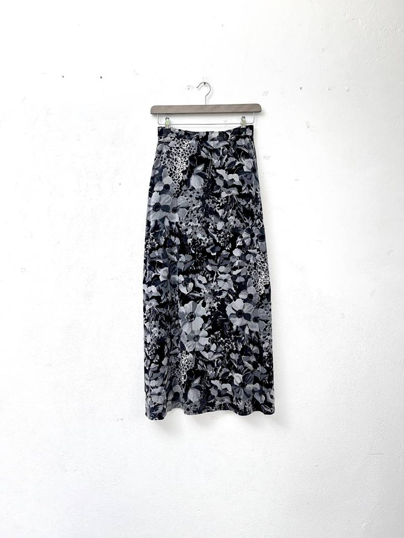 Samt Rock 1970Er Grau Schwarz Blumenmuster Vintage Maxirock Samtrock Abend Outfit Festlich von TheDustyDecades