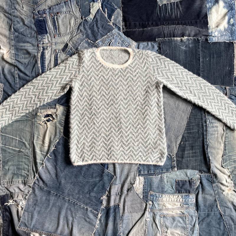 Vintage Fuzzy Pullover Gezacktes Muster Blau Weiß Damen-Pulli Weich Y2K, M von TheDustyDecades