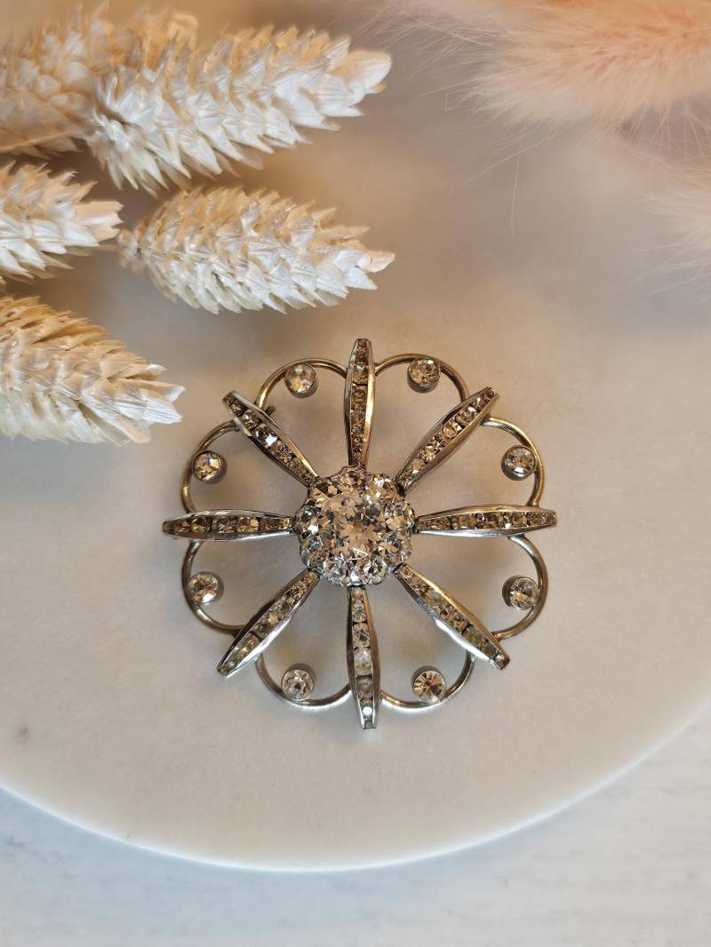 Vintage Blumen Brosche Silberfarbenes Metall Mit Glassteinen von TheDustyPeony