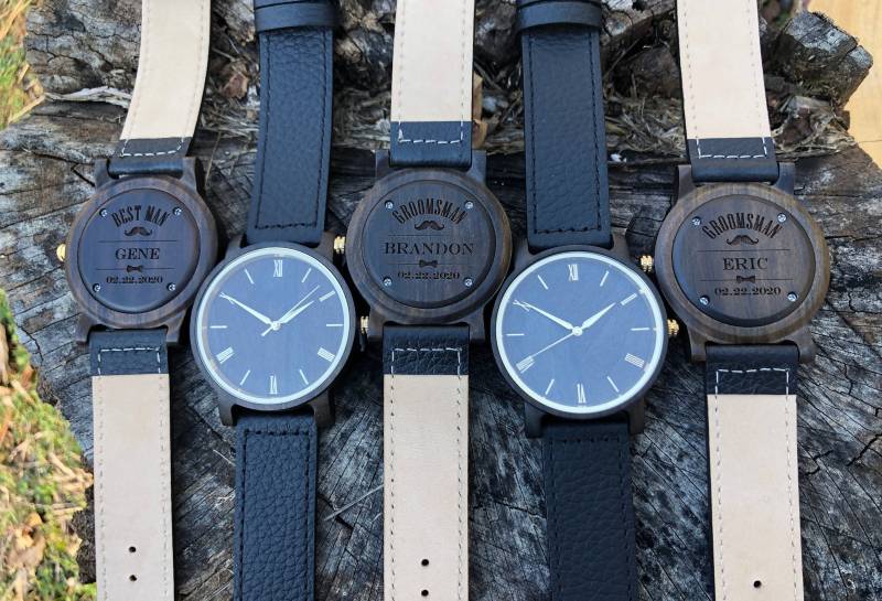 Personalisierte Holzuhr Lederband Mit Gravur, Geschenk Für Die Trauzeugen von TheDustySaw