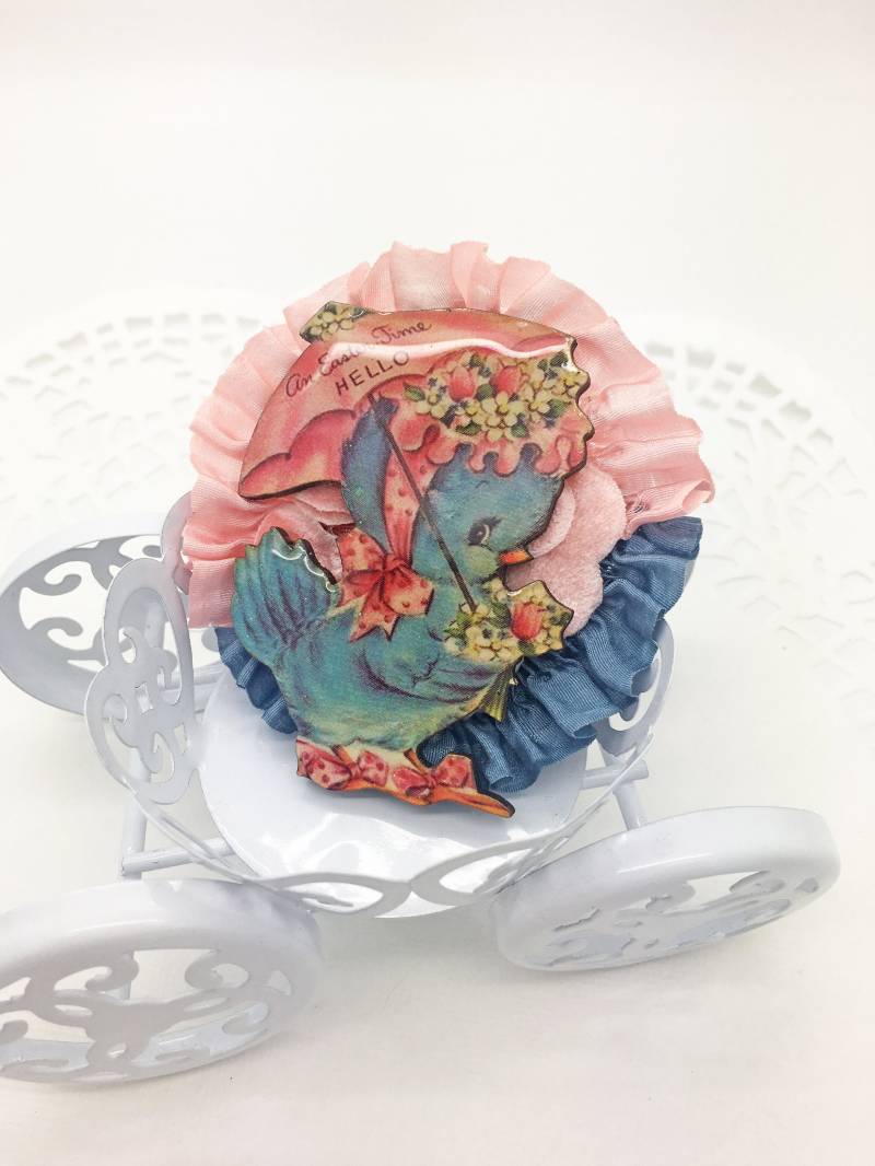 Süße Ostern Handgefertigte Assemblage Pin/Brosche , Rosa Und Blau Pastelle - Ein Von Einer Art Holz Band Frühlingsblumen Regen Süße Ostern Handgefertigte Assemblage Pin/Brosche , Rosa Und Blau Pastelle - Ein Von Einer Art Holz Band Frühlingsblumen Regen von TheEmbellishingRoom