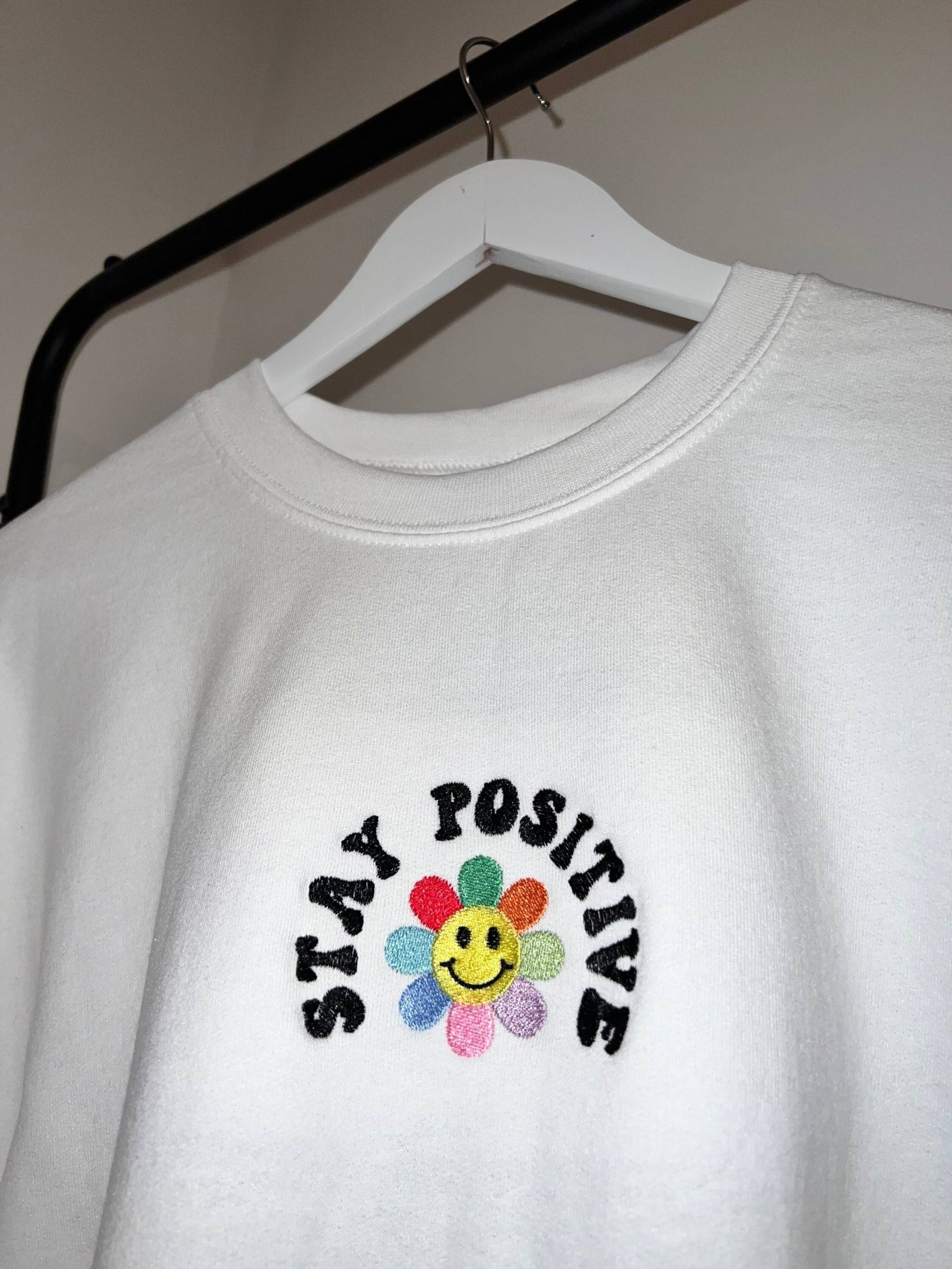Besticktes "stay Positive' Sweatshirt Erhältlich Für Erwachsene Und Kinder von TheEmbroideryHouse10