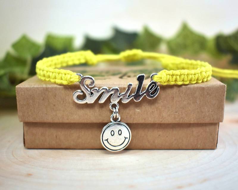 Lächeln Armband - Verstellbares Hanf Mit Smiley Gesicht Anhänger Glück Und Erinnerung Schmuck Glückliches Geschenke Für Sie von TheEnglishIvy