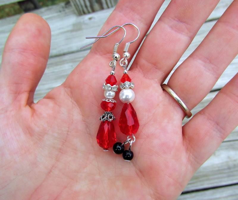 Mismatched Santa Ohrringe - Mr. Und Mrs. Claus Weihnachtsschmuck Für Durchbohrte Ohren Stocking Stuffer Geschenke Mutter, Frau, Tochter, Schwester von TheEnglishIvy