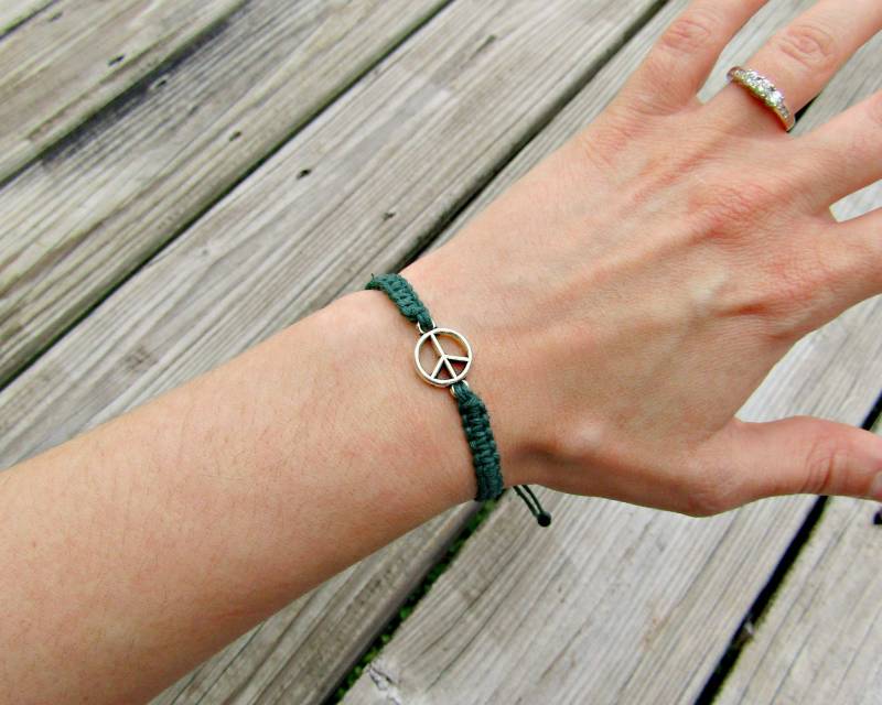 Peace Zeichen Armband - Verstellbarer Hanf String Schmuck Boho Hippie Geschenk Silber Schwarz Weiß Rot Blau Grün Lila Regenbogen von TheEnglishIvy