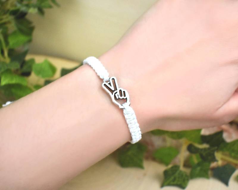 Peace Zeichen Hand Armband - Hippie Geschenke Für Männer Oder Frauen Verstellbare Hanf Armbänder Victory Schmuck Mit Charme von TheEnglishIvy