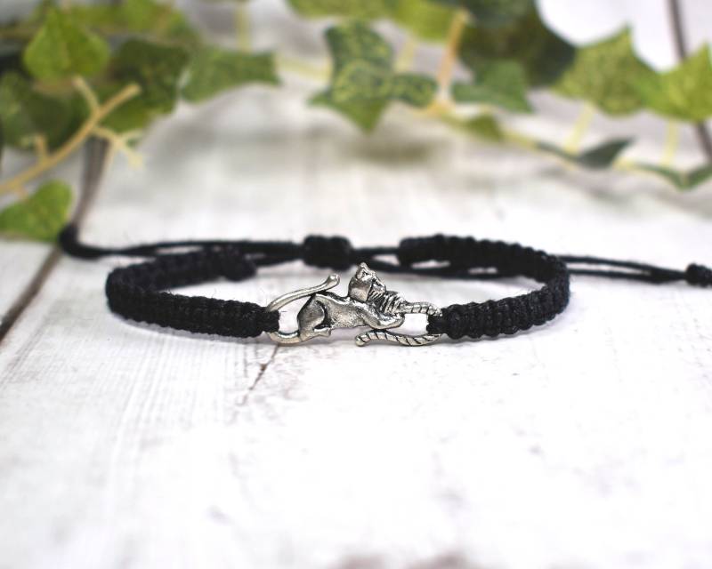 Verspieltes Katzen Armband - Verstellbarer Hanfschnur Armreif Mit Katze Und Wollknäuel Anhänger Kätzchen Geschenke Von Katzenliebhaber von TheEnglishIvy